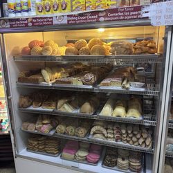 Yaniras Bakery - Display cases