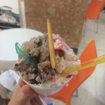 Paysanne Gelato - a hand holding a bowl of gelato - Ice Cream & Frozen Yogurt Near Me - Quebec City, Quebec Paysanne Gelato - a hand holding a bowl of gelato - Ice Cream & Frozen Yogurt Near Me - Quebec City, Quebec