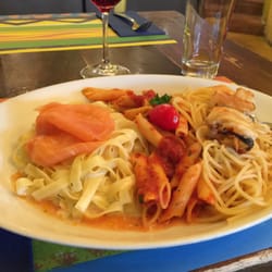 Restaurant Picobello - Pasta trio of the day: 1) fettuccine, salmon, dill 2) spicy tomato penne 3) seafood spaghetti. House chianti.