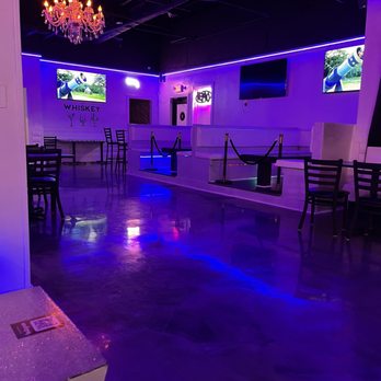 Firehouse Bar And Grill - Seating area inside - Bars Near Me - Bedford, Texas
