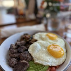 Creme De La Crepe - Long Beach - Filet mignon hash