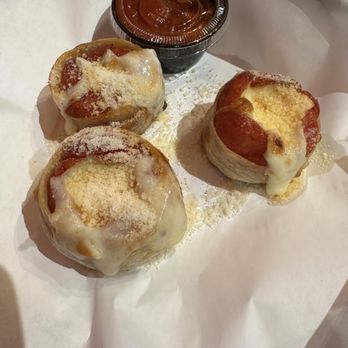 Flippin' Pizza - Pep rolls dipping sauce is ice cold like from fridge - Pizza Near Me - Milton, Georgia