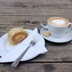 Hofladen im Kiez - Zitronenrolle mit Cappucchino.