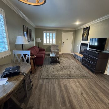 Cambria Pines Lodge - View from bathroom to the front door - Hotels Near Me - Cambria, California Cambria Pines Lodge - View from bathroom to the front door - Hotels Near Me - Cambria, California