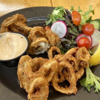 Restaurant Cabaret Liquor Store - onion rings and salad - Beer, Wine & Spirits Near Me - Magog, Quebec