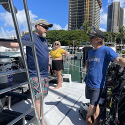Banzai Divers Hawaii - Devin and our dive group ready to leave the harbor