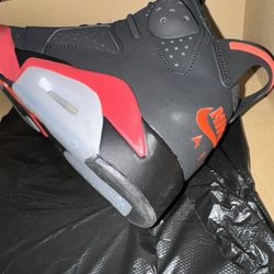 The scuff marks on the midsole/heel part of the shoe. Wiping it doesn't clean it off whatsoever.