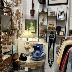 Antiques Unlimited - Another sections for vintage and antique pieces !