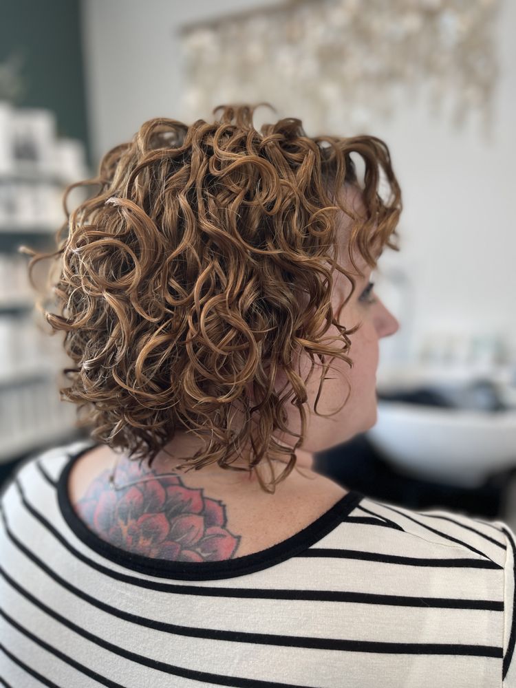The Pampered Curl Logo