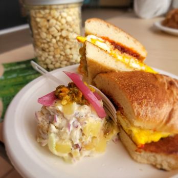 Es Que Market - Levanta  Scrambled eggs, asadero, serrano ham, green chile gravy Mashed potato side - Sandwiches Near Me - Albuquerque, New Mexico