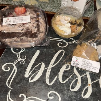 Tastries Bakery - Tres leches de chocolate, banana pudding and peanut butter cookie - Bakeries Near Me - Bakersfield, California Tastries Bakery - Tres leches de chocolate, banana pudding and peanut butter cookie - Bakeries Near Me - Bakersfield, California