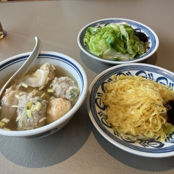 3A Noodle - Wonton, dumplings and fishballs combo with thick noodle lo mein. Plus a dish of veggies. - Noodles Near Me - Toronto, Ontario