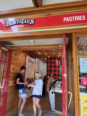 BeaverTails- Queues de Castor (Banff East) by null