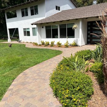 VisionScape Company - a walkway leading to a house - Landscaping Near Me VisionScape Company - a walkway leading to a house - Landscaping Near Me