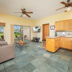Aloha Aku Inn & Suites - Living area