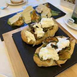 Fried pizzella, with zucchini and burrata