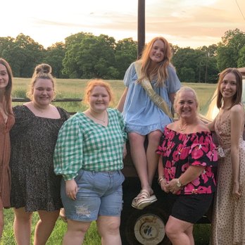 Limo New Braunfels - The birthday girl with friends and mom at Albert - better than Luckenbach! - Limos Near Me Limo New Braunfels - The birthday girl with friends and mom at Albert - better than Luckenbach! - Limos Near Me