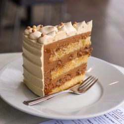 Trafiq Cafe & Bakery - Salted Caramel Cake Slice - IG: @nelson_eats