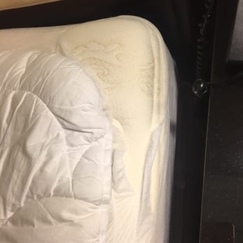 Peoria Marriott Pere Marquette - Torn mattress cover. There was also a large blood stain on the center. I will spare you the graphic image. - Hotels Near Me - Peoria, Illinois