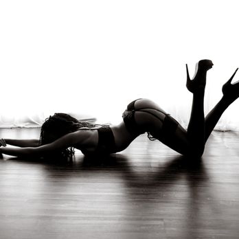 Azeylia Boudoir - Black and white silhouette - Boudoir Photography Near Me Azeylia Boudoir - Black and white silhouette - Boudoir Photography Near Me