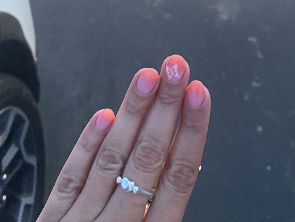 Lynn's Nail Spa Logo