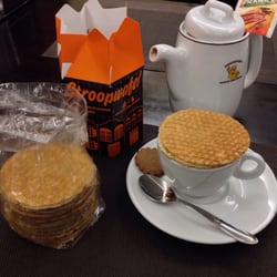 Confeitaria Martin Holandesa - Uma ótima opção é pedir um Chá de Rooibos (casca de árvore holandesa) com Stroopwalfel