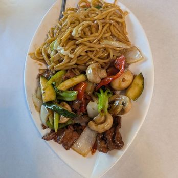 Crab Season - Chow mein with beef and veggies - Seafood Near Me - Bellevue, Washington Crab Season - Chow mein with beef and veggies - Seafood Near Me - Bellevue, Washington
