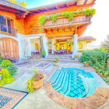 Abendblume - Outside patio and spa. - Hotels Near Me - Leavenworth, Washington