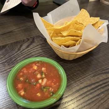 El Mariachi - Warm chips and nice chunky salsa. - Mexican Near Me - East Providence, Rhode Island El Mariachi - Warm chips and nice chunky salsa. - Mexican Near Me - East Providence, Rhode Island