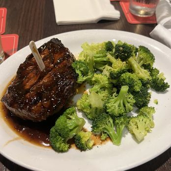Helen Fitzgeralds - Steak with steamed broccoli - American Near Me - Saint Louis, Missouri