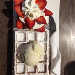 De Ijsvogel - Waffel mit Erdbeeren, Vanilleeis und Sahne