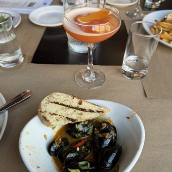 Duet - Happy hour mussels and Carrie Bradshaw cocktail - Seafood Near Me - Tulsa, Oklahoma