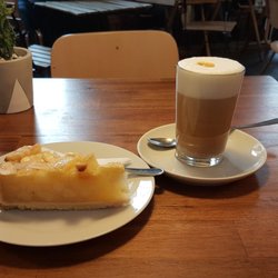Hermetic Coffee Roasters - Apfelkuchen und kl. Latte Macchiato