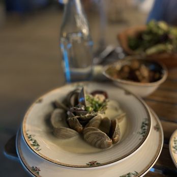 Bistro Été - a plate of clams on a table - French Near Me - Water Mill, New York Bistro Été - a plate of clams on a table - French Near Me - Water Mill, New York