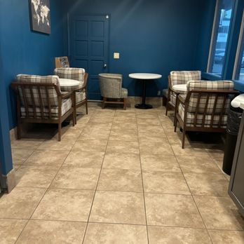 The Maverick Hotel - Breakfast eating area - Hotels Near Me - Eugene, Oregon