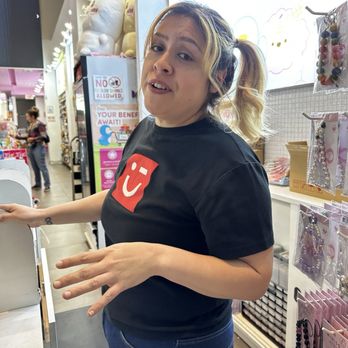 Miniso - Rude employee who wouldn't let my 3yr old daughter give my phone number. Incorrectly redeems points and doesn't listen. Do better Miniso. - Department Stores Near Me - Pasadena, California