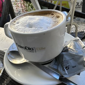 Le Petit Café - Cafe con Lete - Wine Bars Near Me - Lisbon, 11 Le Petit Café - Cafe con Lete - Wine Bars Near Me - Lisbon, 11