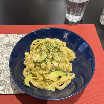 Bacarretto - PASTA CON GAMBERI, CREMA DI ZUCCHINE E PINOLI - Sicilian Near Me - Venezia, VE Bacarretto - PASTA CON GAMBERI, CREMA DI ZUCCHINE E PINOLI - Sicilian Near Me - Venezia, VE