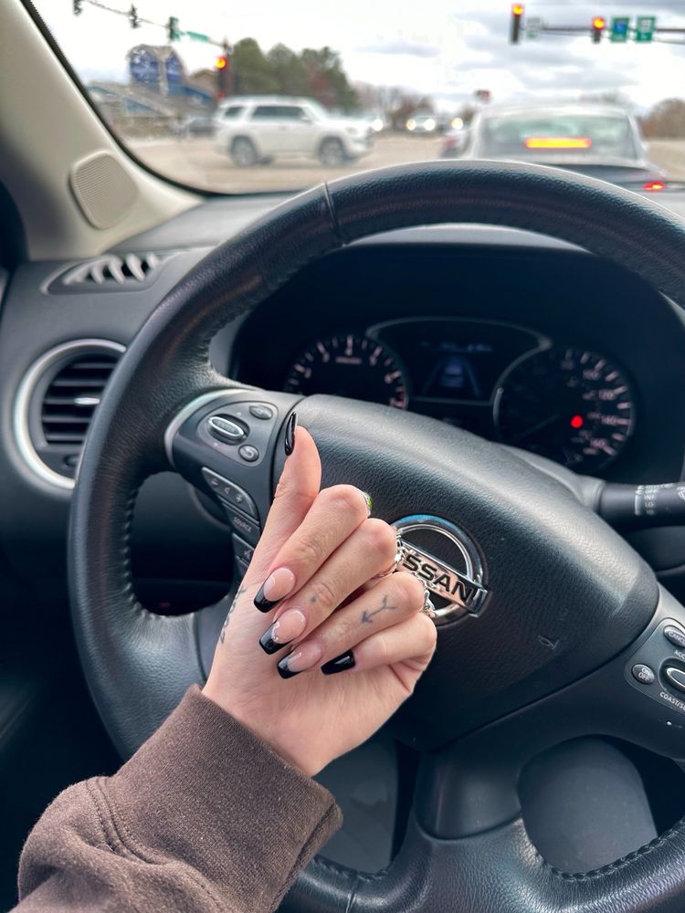 LV Nails Logo