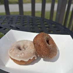 Fred‘s  Famous Donuts - Maple glaze and apple cider