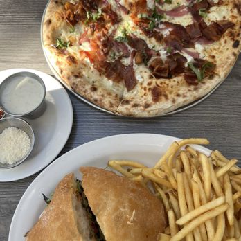 Zinc Cafe & Bar - Chipotle Chicken Sandwich + Bacon Onion White Pizza - Breakfast & Brunch Near Me - Orange, California