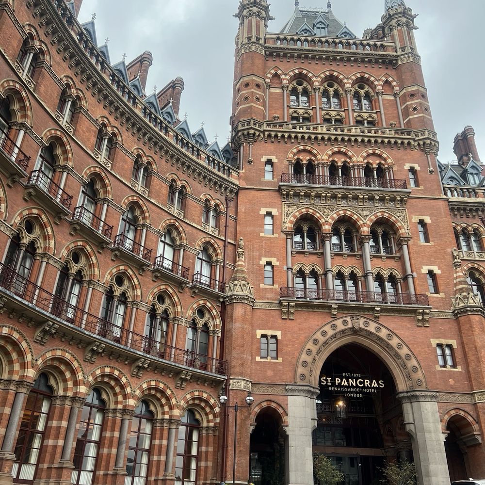 Booking Office 1869 - St Pancras Hotel, Booking Office is part of  the hotel - Bars Near Me - London, XGL