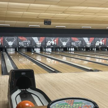 AMF West Lanes - Mostly empty lanes - Bowling Near Me - Milwaukee, Wisconsin
