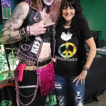 Green Parrot - Nancy chillin with Sam Spade from the Midnight Devils - Bars Near Me - Casselberry, Florida