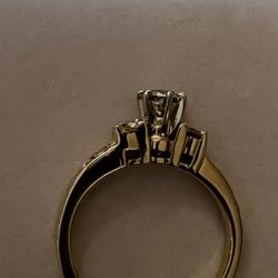 Outlet Zales - Bad repair - the diamond is exposed on the left side and the prong is mid-shaped