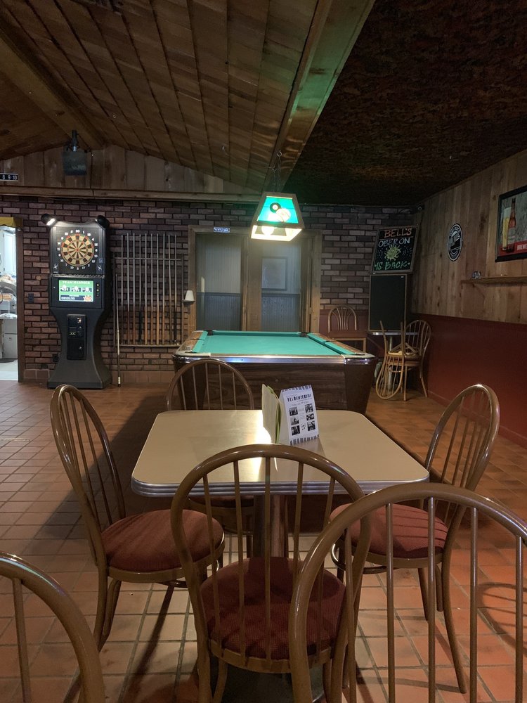 BLEACHERS SPORTS BAR Updated September 2024 307 Quincy St, Hancock