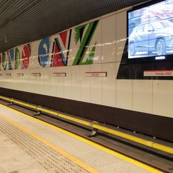 Metro Rondo ONZ - At Rondo ONZ Metro Station