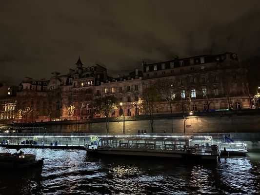 Bateaux Parisiens by null