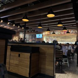 BJ's Restaurant & Brewhouse - Main dining area