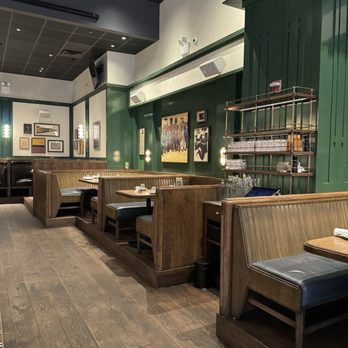 Albert's Bar - Interior - Cocktail Bars Near Me - New York, New York